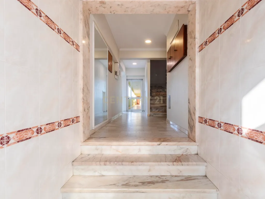 Espaçoso T3 na Sobreda com 2 Casas de Banho e Varandas - Image 28
