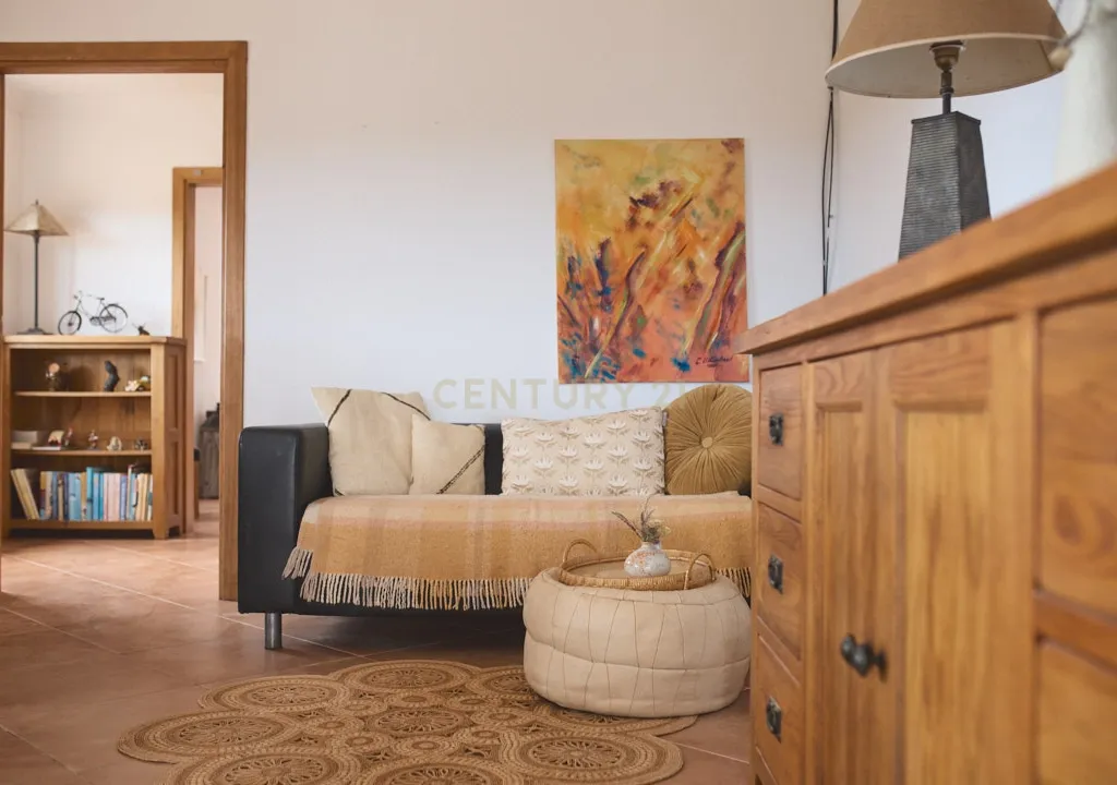 Acorde com vistas deslumbrantes sobre o oceano no seu rancho exclusivo de 8,4 hectares no Algarve, em Aljezur! Inclui uma casa principal ecoeficiente com certificação energética A, perto de praias de surf lendárias. Este é o seu refúgio costeiro definitivo — agarre esta oportunidade rara e agende hoje mesmo a sua visita! - Image 14