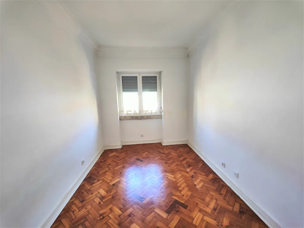 Apartamento T3+1 duplex com vista desafogada e muita luz Natural á Praça de Londres - Image 7