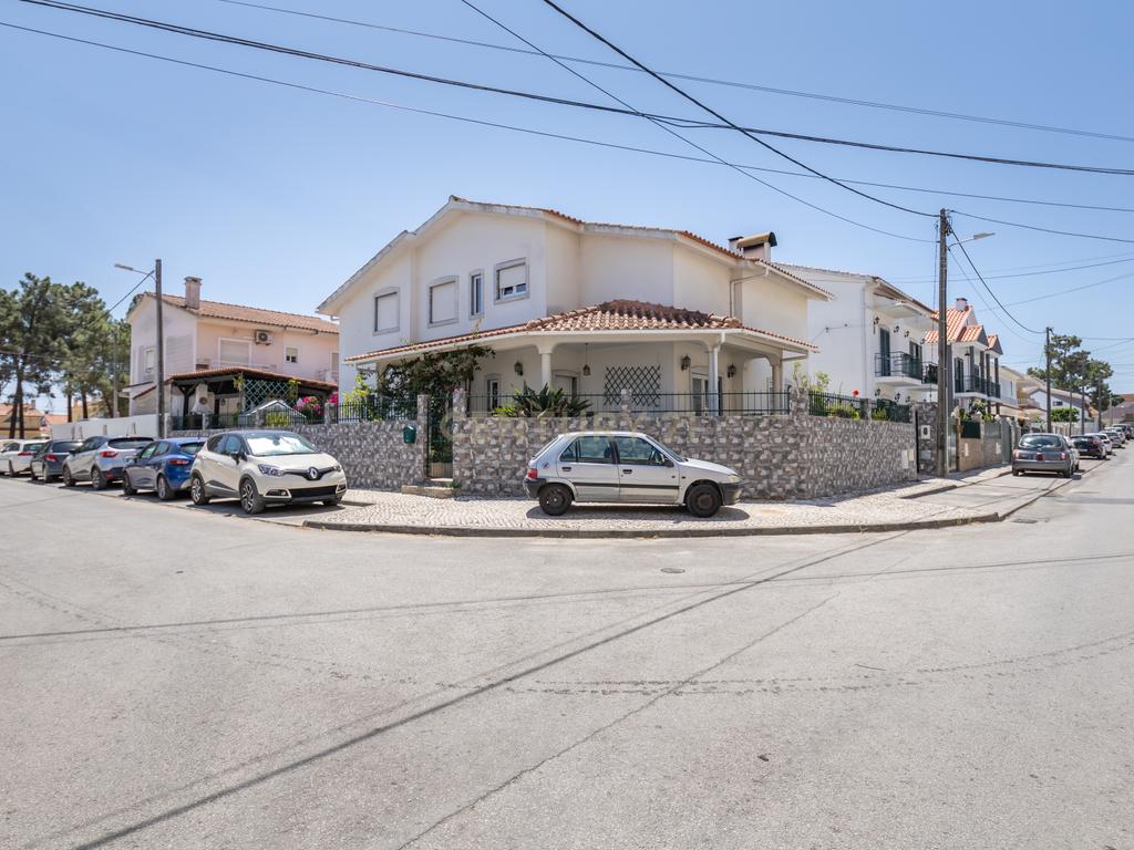 Moradia T5 no centro da Quinta do Conde – Espaço, Conforto e Localização Perfeita - Image 54