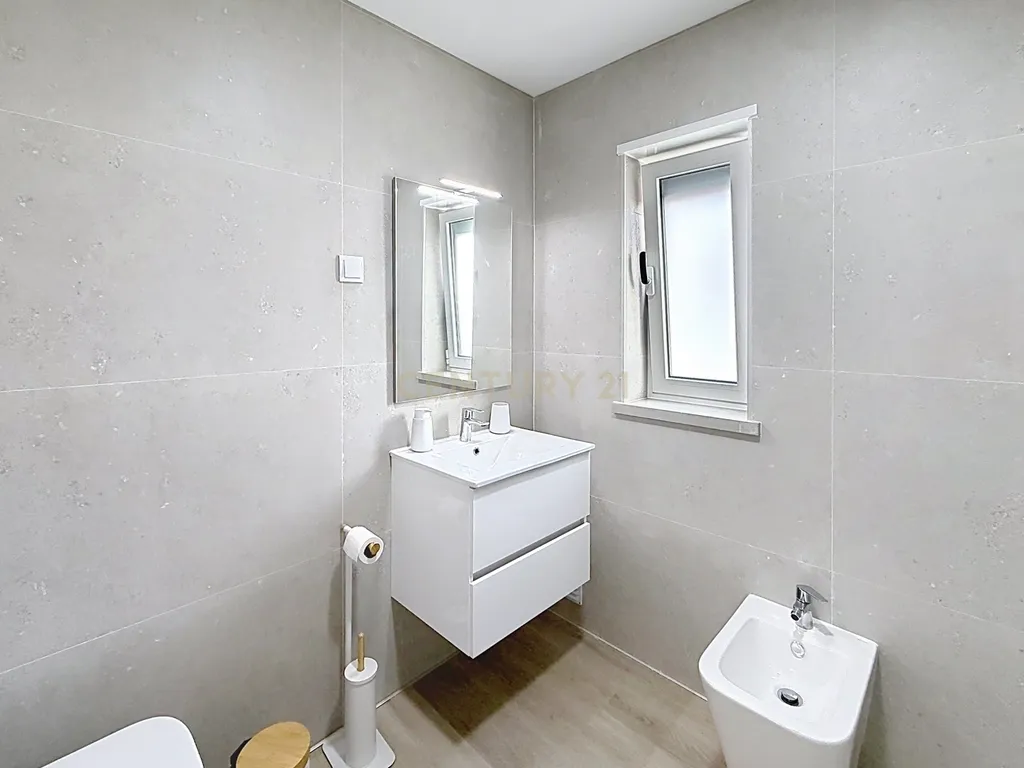 Apartamento T2 Novo - Arrendamento no Centro da Nazaré - Image 18