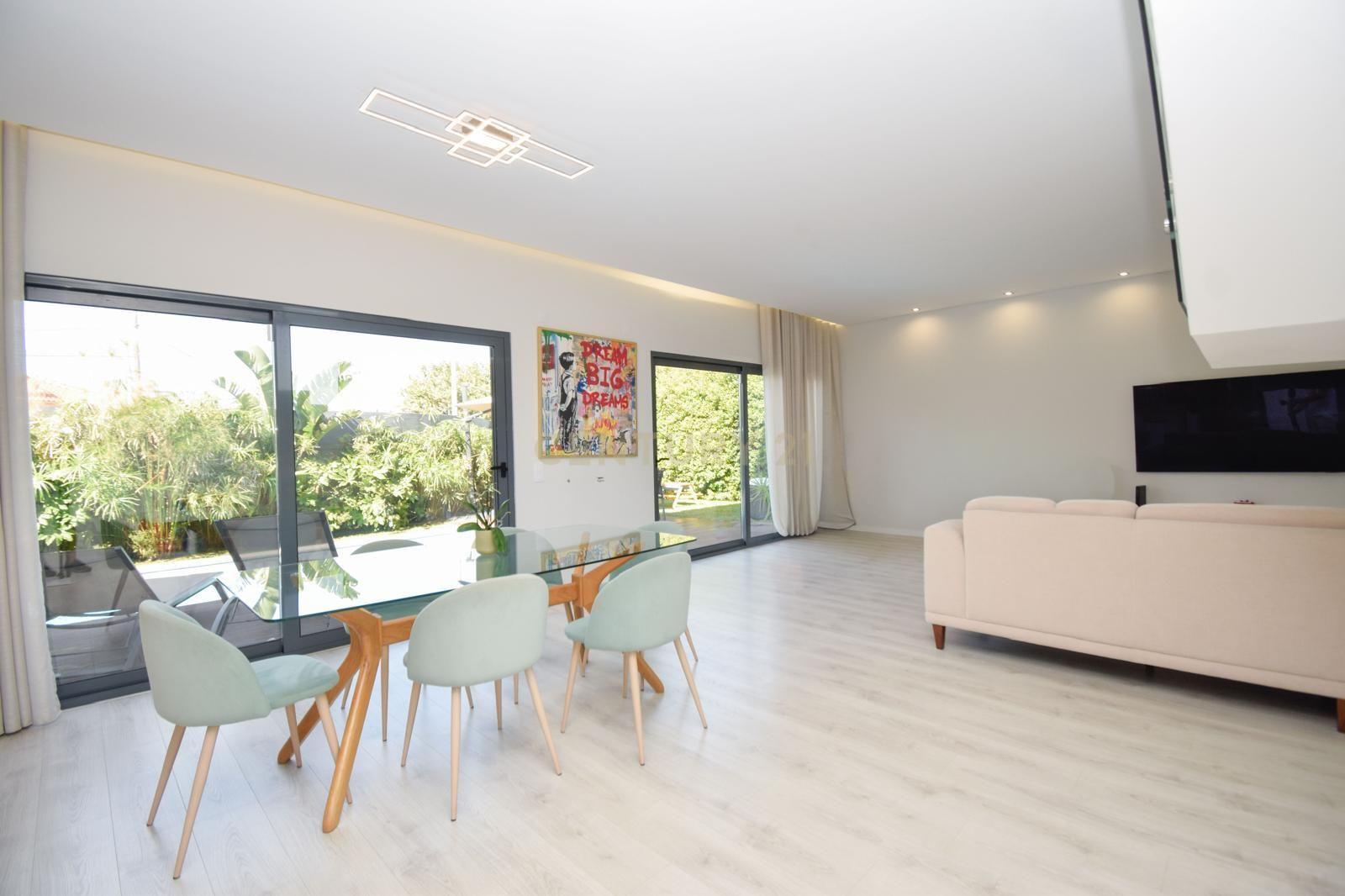 Fotografia 6 de Luxuosa Moradia em São Domingos de Rana, Cascais com piscina, jardim e churrasqueira.