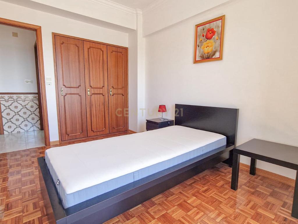 Apartamento T3 em Queluz, Sintra com Vista - Image 9
