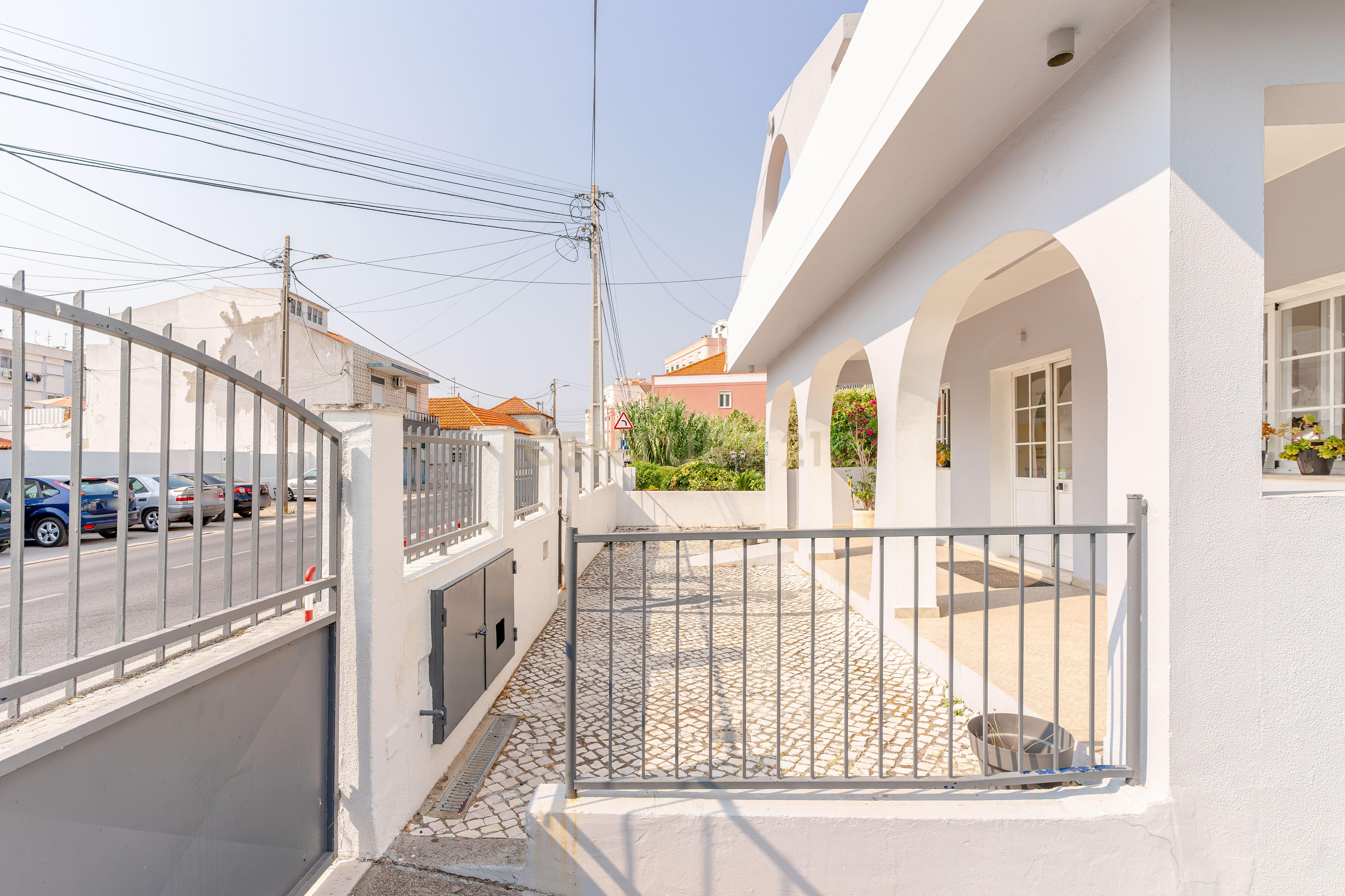 Edifício de Serviços com Potencial de Reconversão para Habitação - Arrentela/Seixal