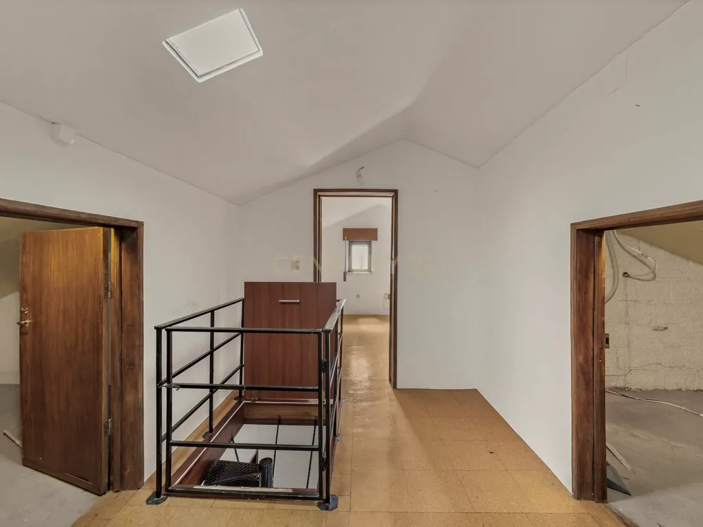 MORADIA T5 COM GARAGEM E PISCINA, 327 M² DE TERRENO PARA USUFRUIR - Image 50