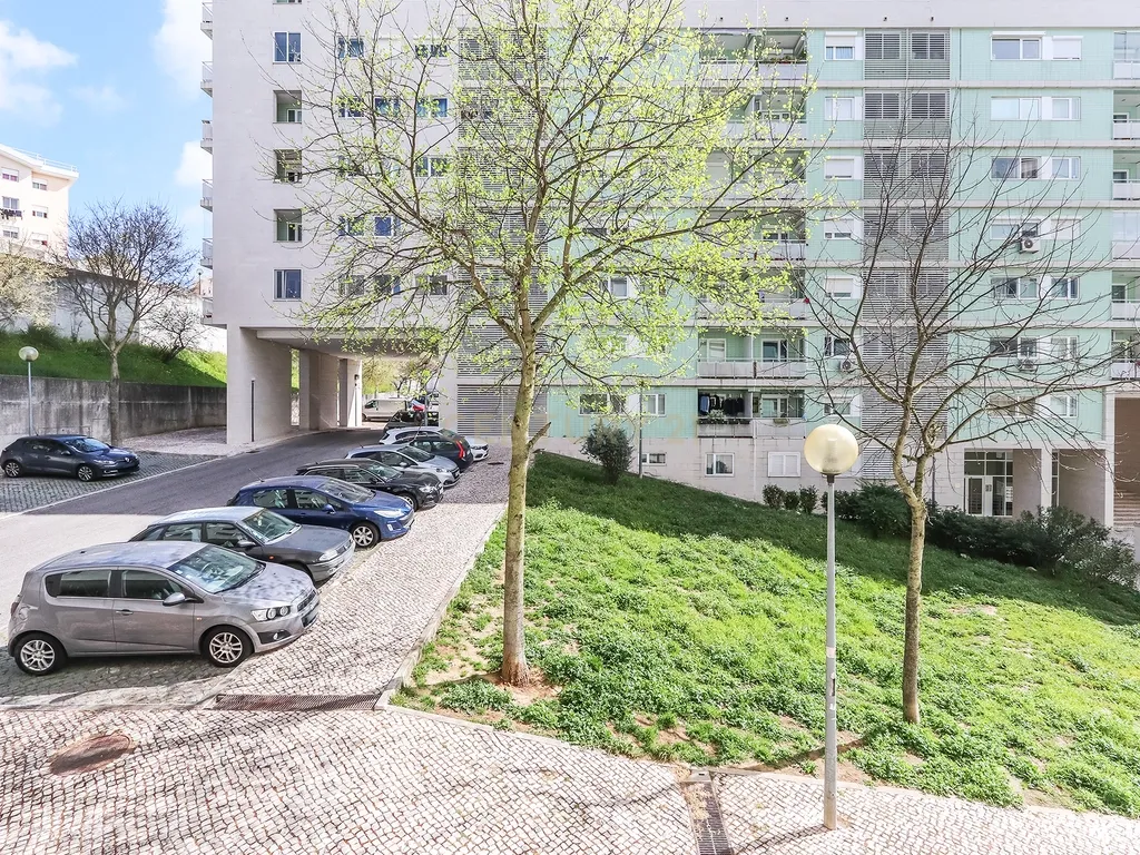 T1 com Garagem e Arrecadação no Condomínio São Gonçalo – Alta de Lisboa - Image 2