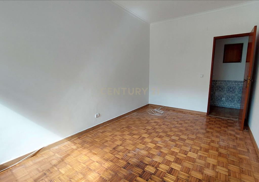 Apartamento T2 Rio de Mouro - Image 2