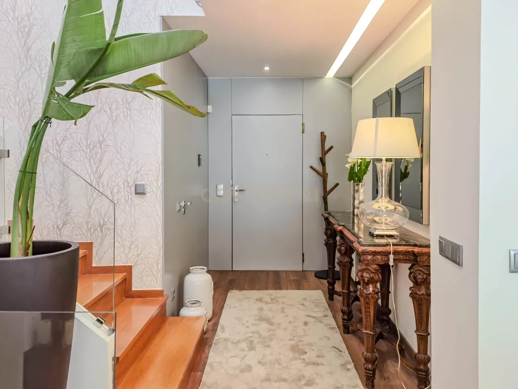 Luxuosa Moradia T3 em Gondomar com Vista Panorâmica e Piscina - Image 2