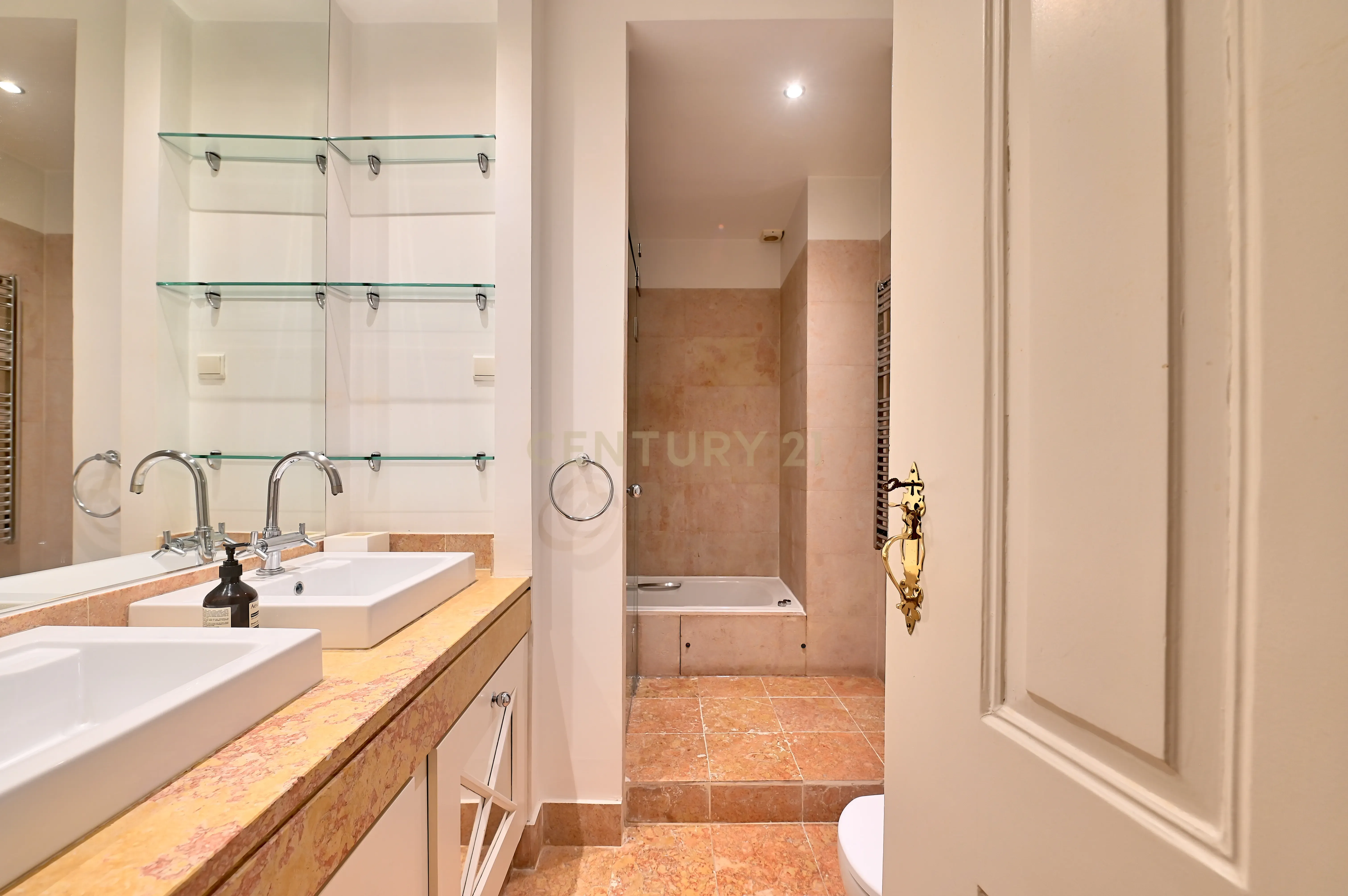 Fotografia 11 de Exclusivo apartamento T4 com estacionamento privado na Baixa, junto ao Chiado