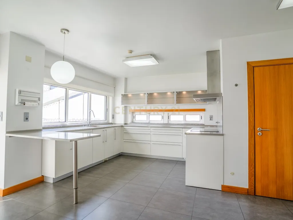 Apartamento T4 Premium com Terraço na Avenida da Independência - Image 9