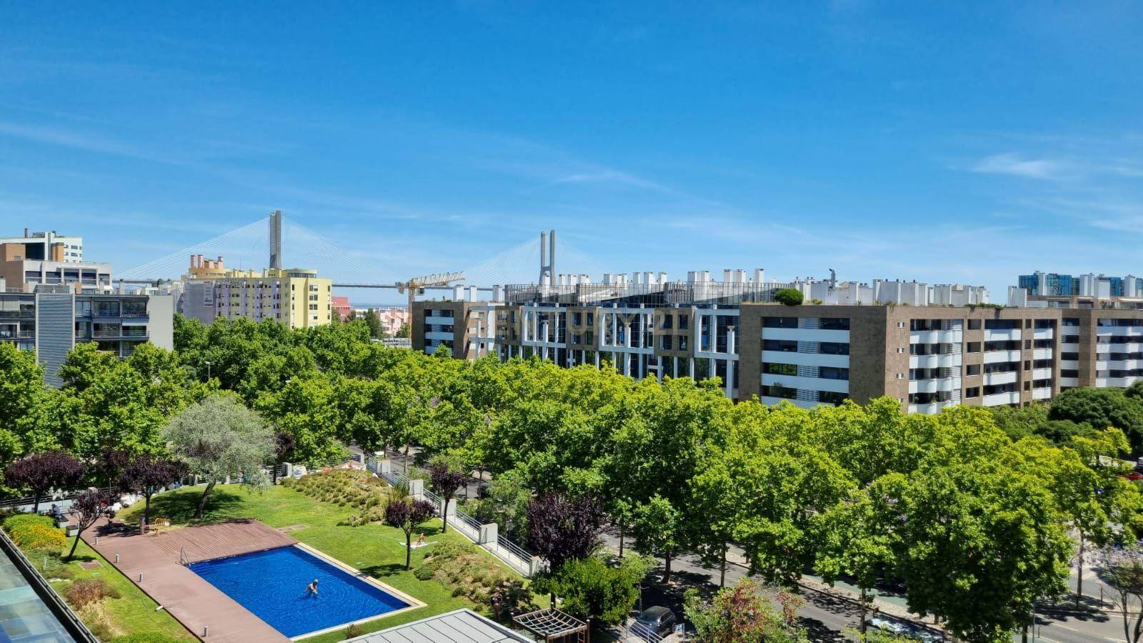 Apartamento T4 com Vista Panorâmica e Piscina no Parque das Nações, Lisboa