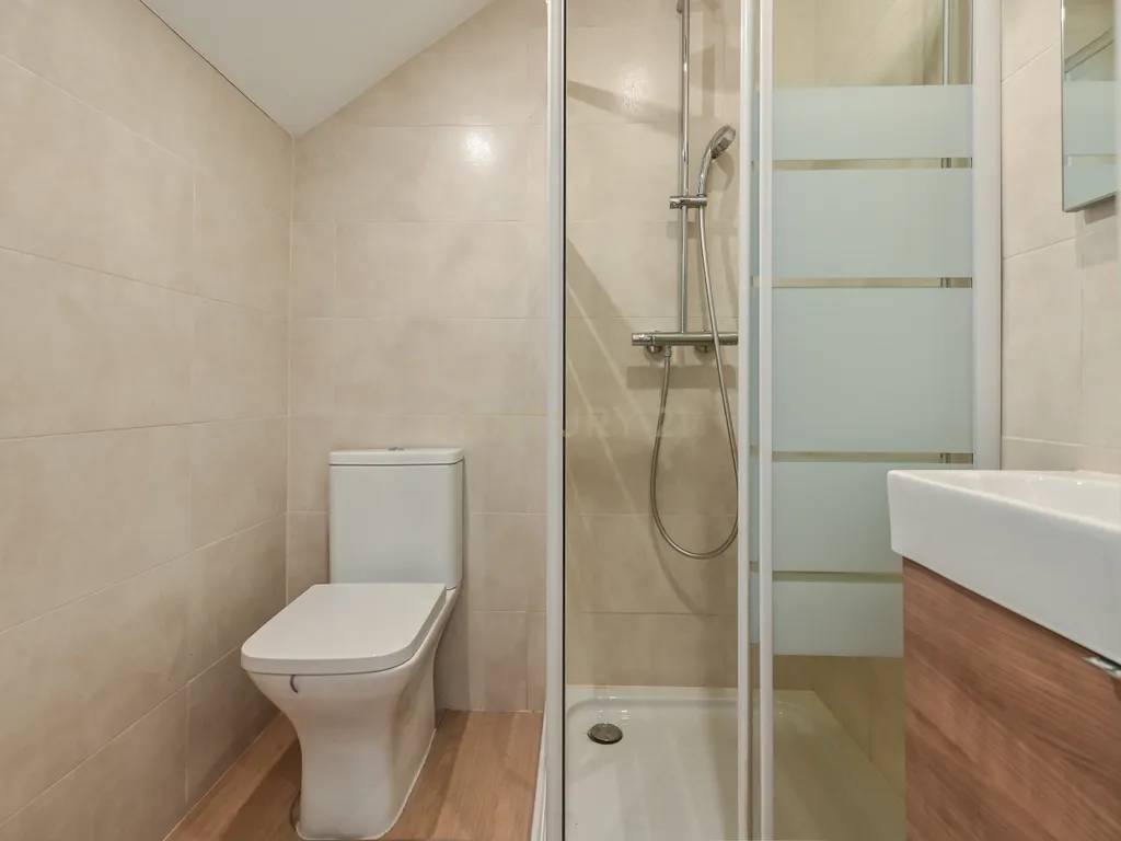 T2+1 Remodelado com sótão/suite e excelente localização - Benfica - Image 12