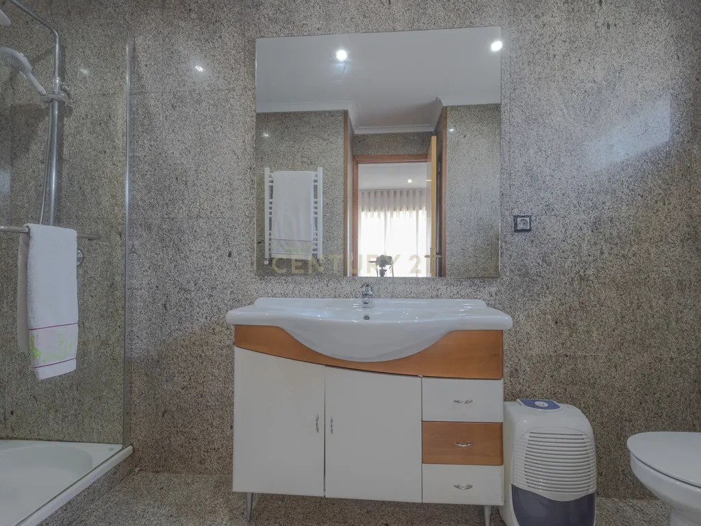 Moradia T3 de Excelência na Maia| 398 m² | 3 Suítes | Garagem para várias Viaturas - Image 24