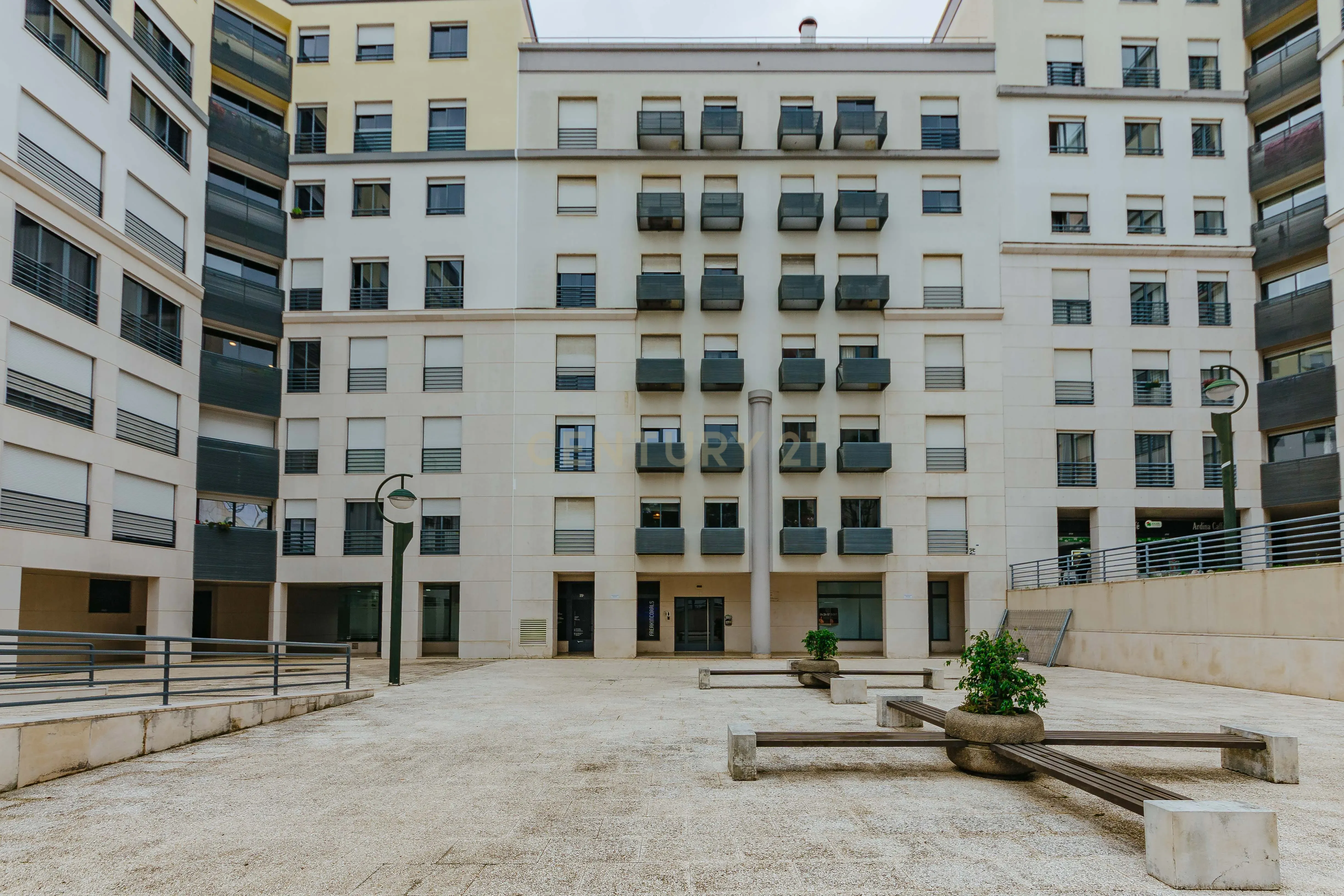 Espaço comercial na prestigiada urbanização do Alto Dos Moinhos - Image 1