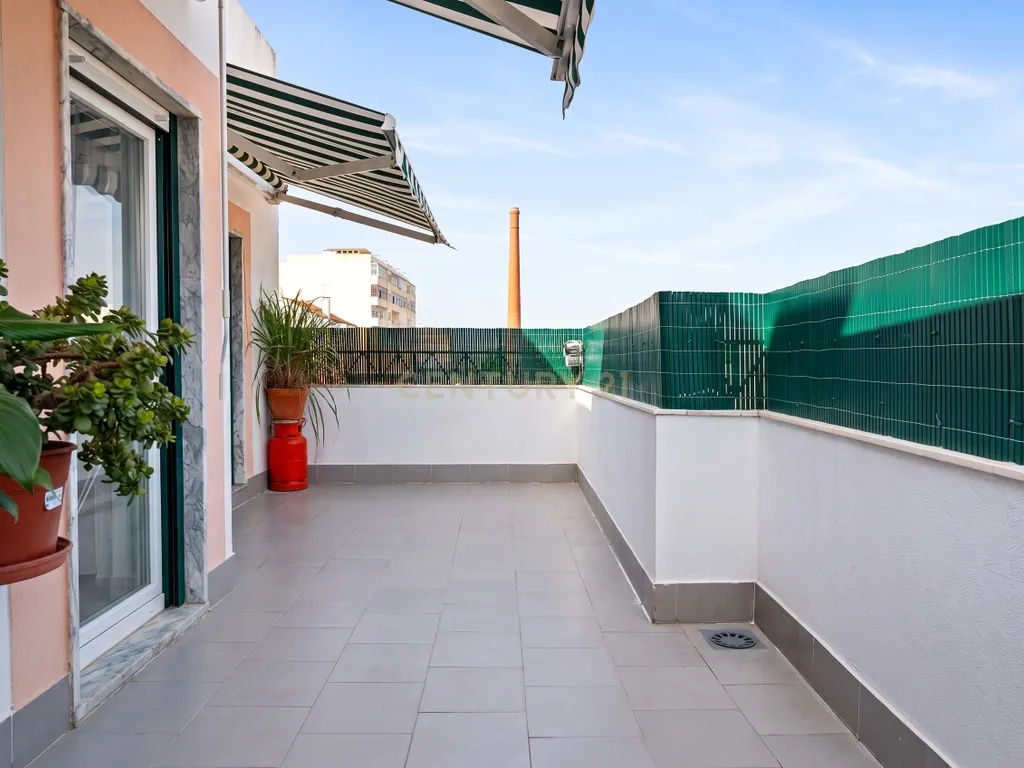 Apartamento T3 Duplex com Terraço, Varanda e Parqueamento no Montijo - Image 1