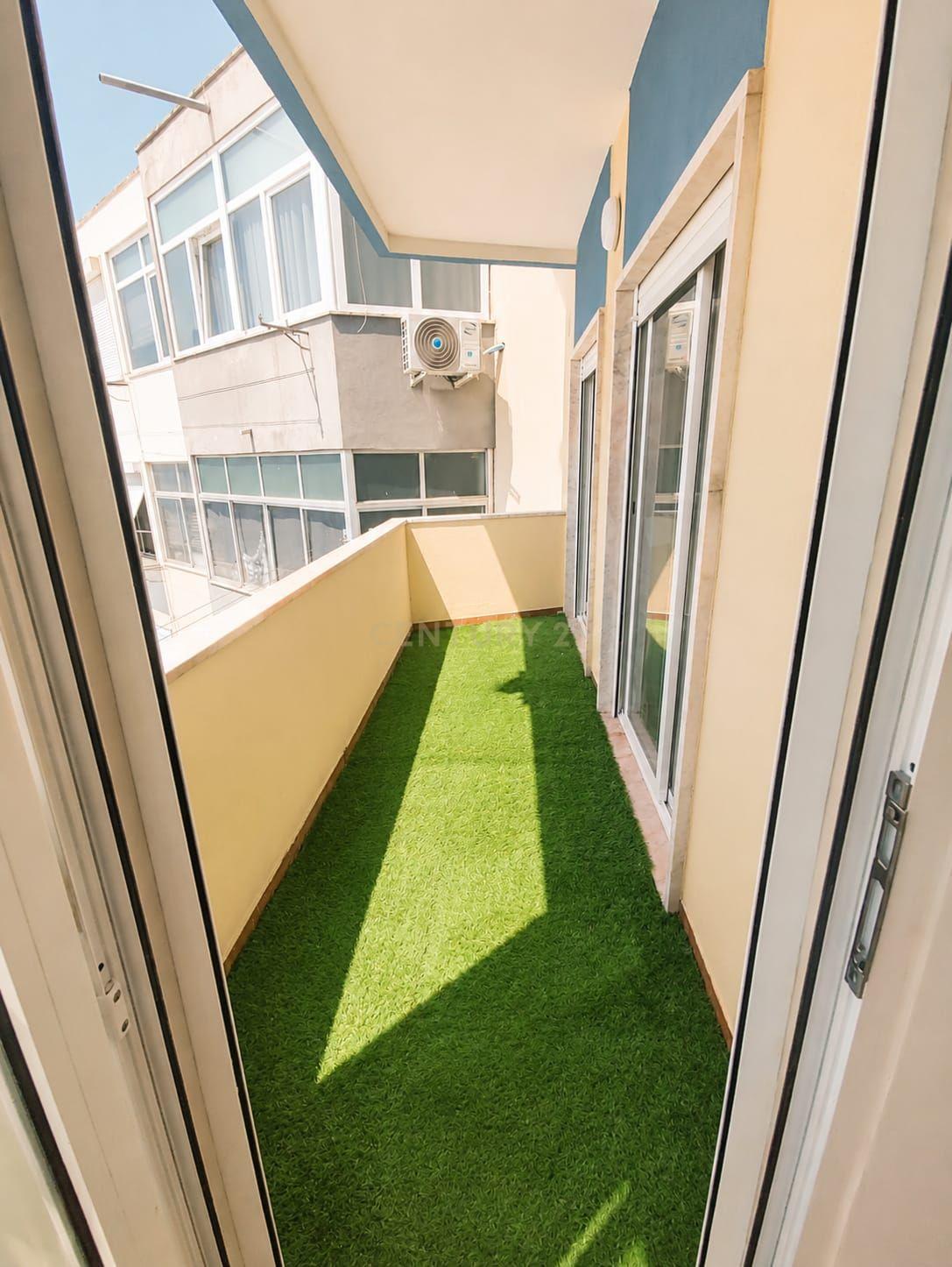 Fotografia 10 de T2+1 Totalmente Remodelado com Varanda e Vista Desafogada | Forte da Casa