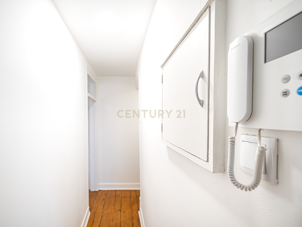 Apartamento T2 para Arrendamento – Rua São João da Mata, Lisboa - Image 4