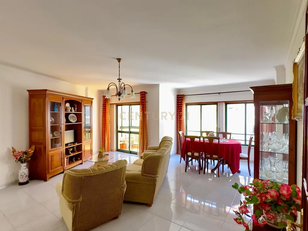 Apartamento T2 em Massamá Norte - Image 2
