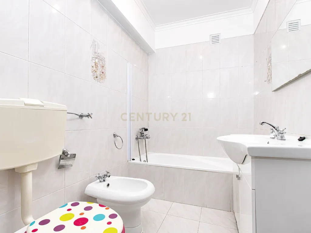 Apartamento T3 com Parqueamento e Arrecadação | Rio de Mouro - Image 8