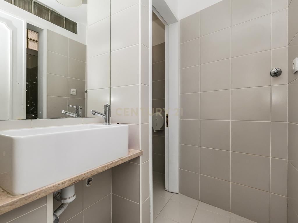 Escritório em zona de prestígio com 210 m² a 30 metros da Avenida da Liberdade! - Image 19