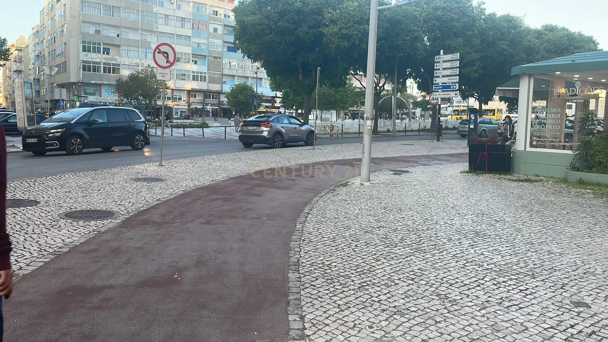 T2 renovado na Praça do Brasil - no centro de Setúbal - Image 21