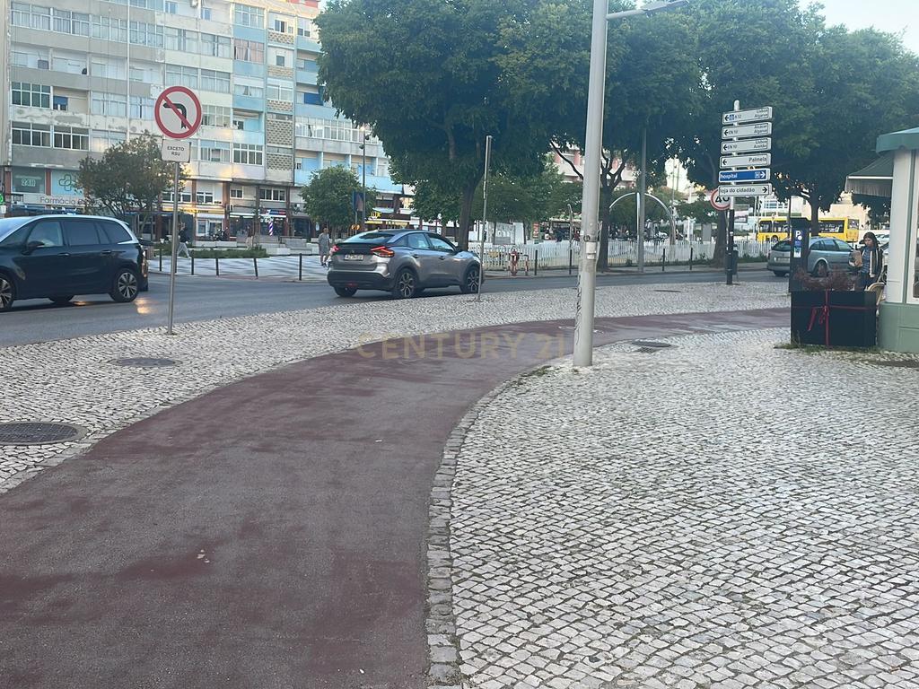 T2 renovado na Praça do Brasil - no centro de Setúbal - Image 21