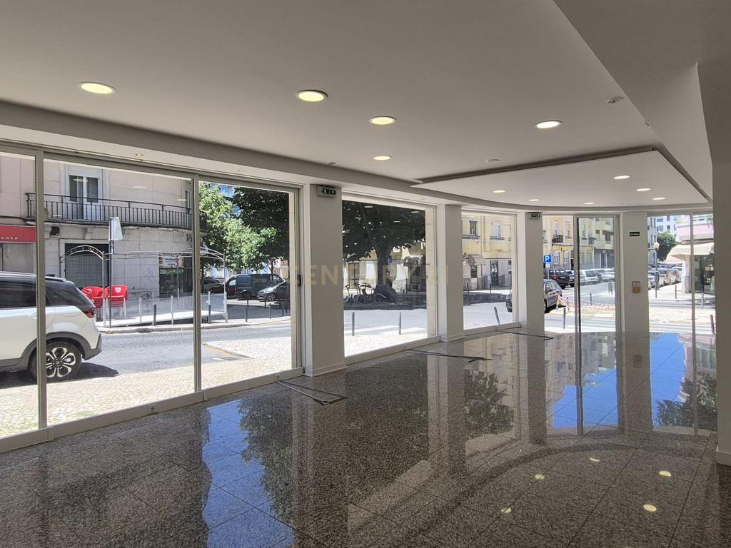 Loja Premium para Arrendamento no Coração do Campo Pequeno, Lisboa - Image 1