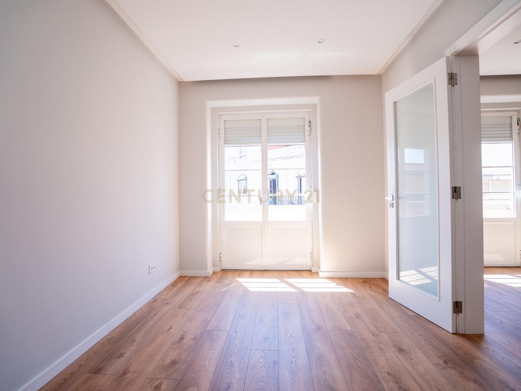 T3 Remodelado a Estrear | 98 m² | Varanda | Metro a 200 m | Arroios - Image 12