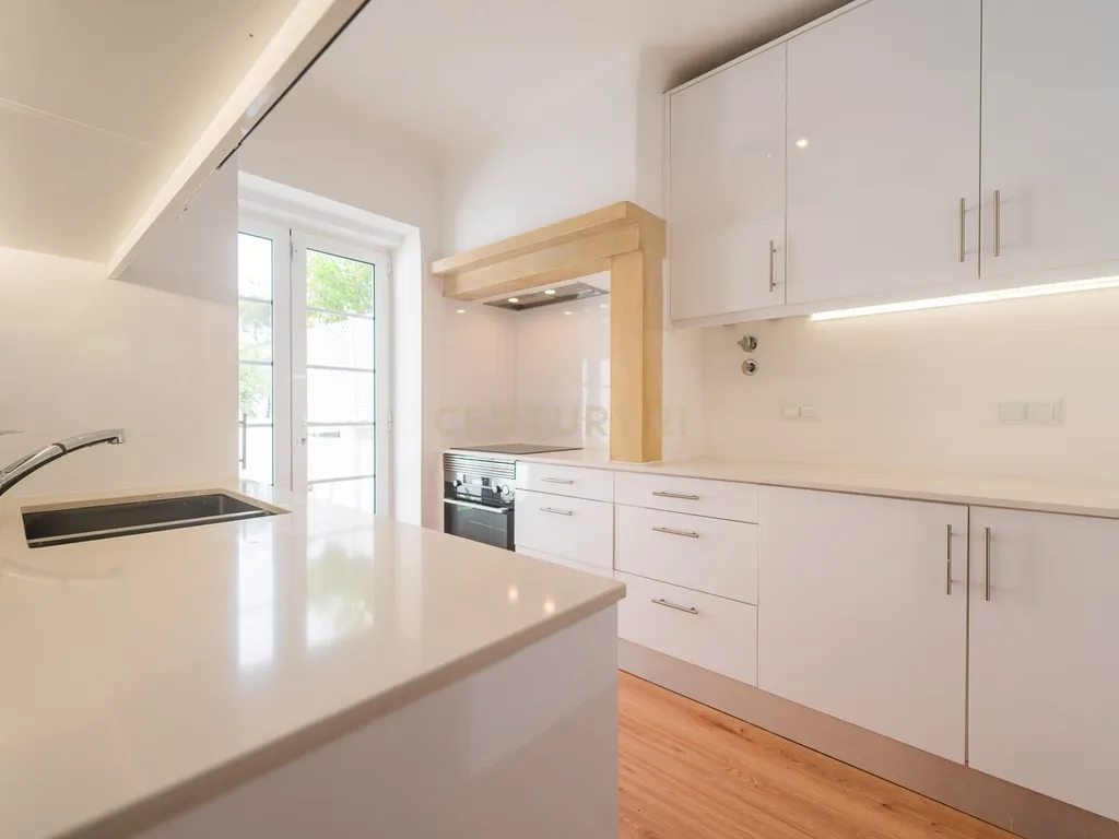 Moradia T3 + 1 Renovada com Jardim e Piscina em Penha de França, Lisboa - Image 27