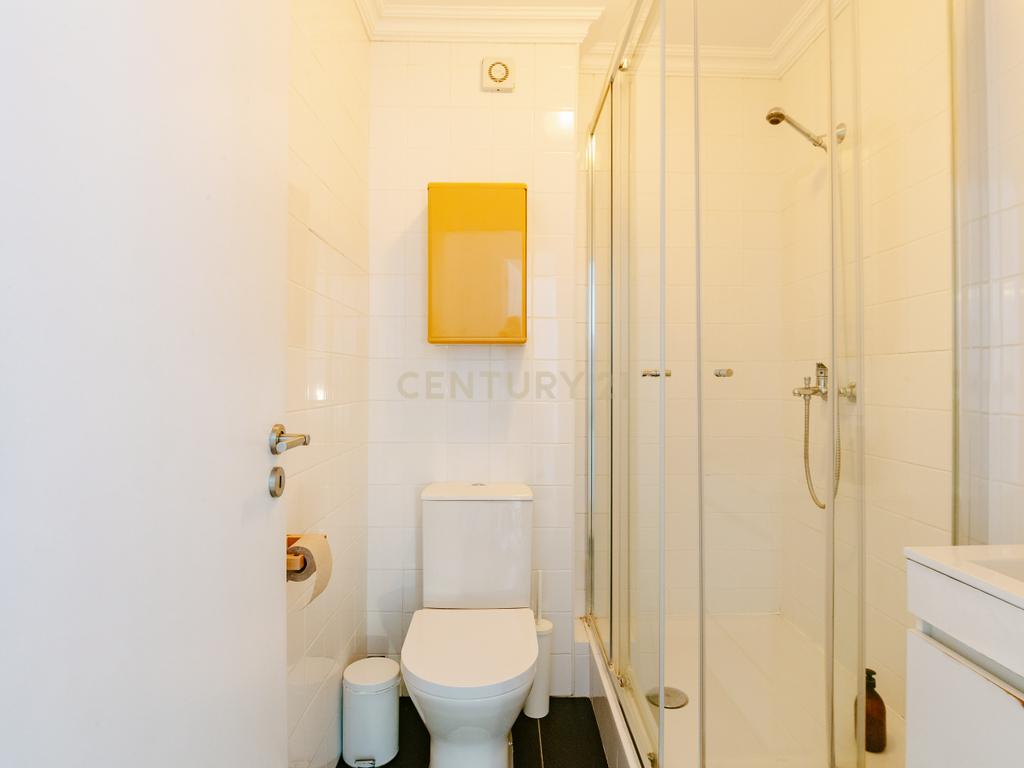 T2 Remodelado Com Terraço, São Bento, Misericórdia - Image 14