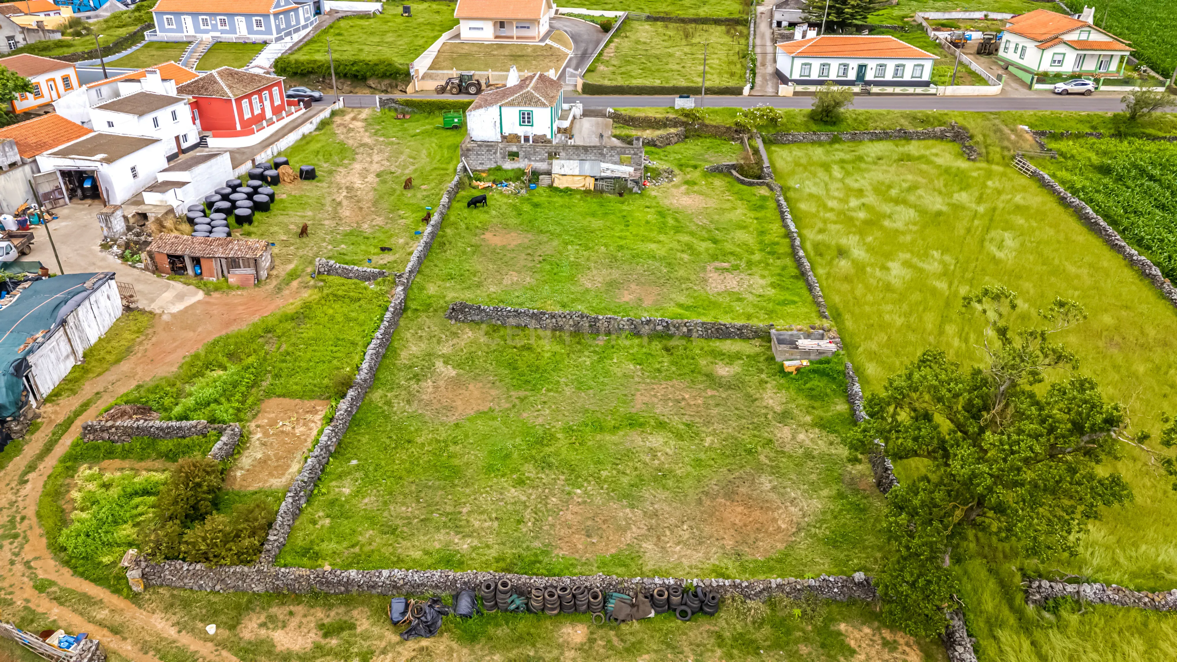 Fotografia 6 de Moradia para Remodelar com Terreno | Vila do Porto Judeu