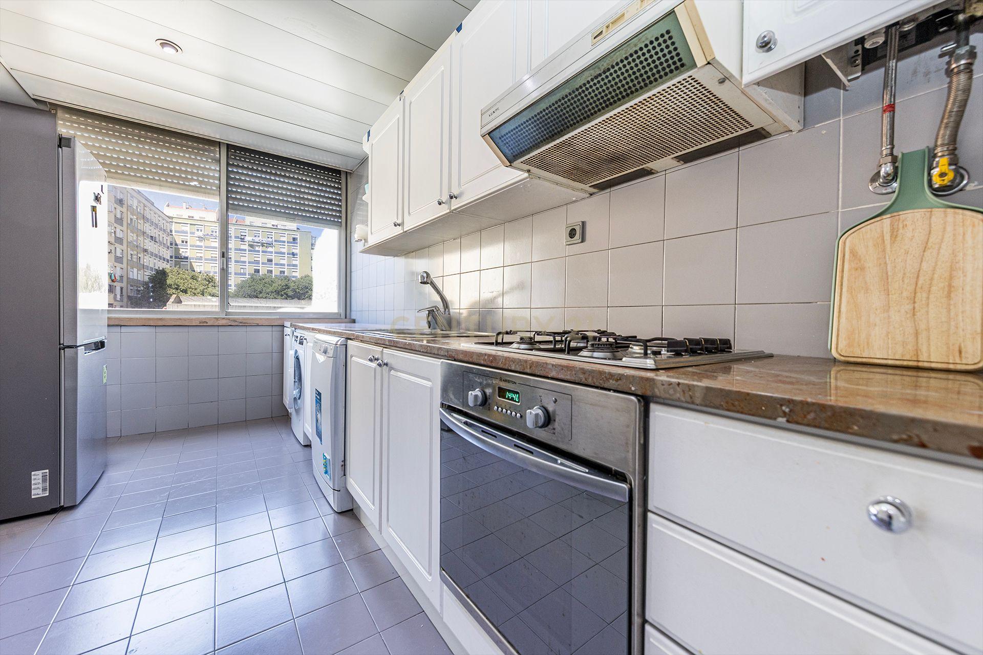 Fotografia 7 de APARTAMENTO T2|VARANDA|BENFICA|Rua José da Purificação Chaves