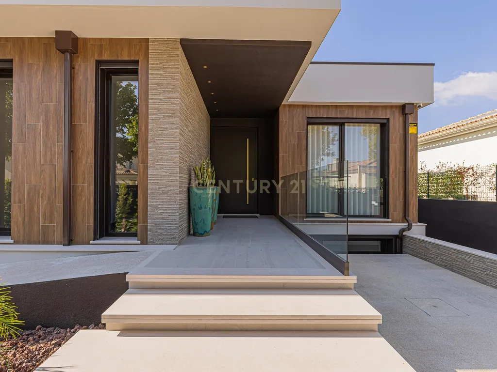 Moradia T4 de luxo, lote de gaveto 805m2, com cave e piscina. - Image 4