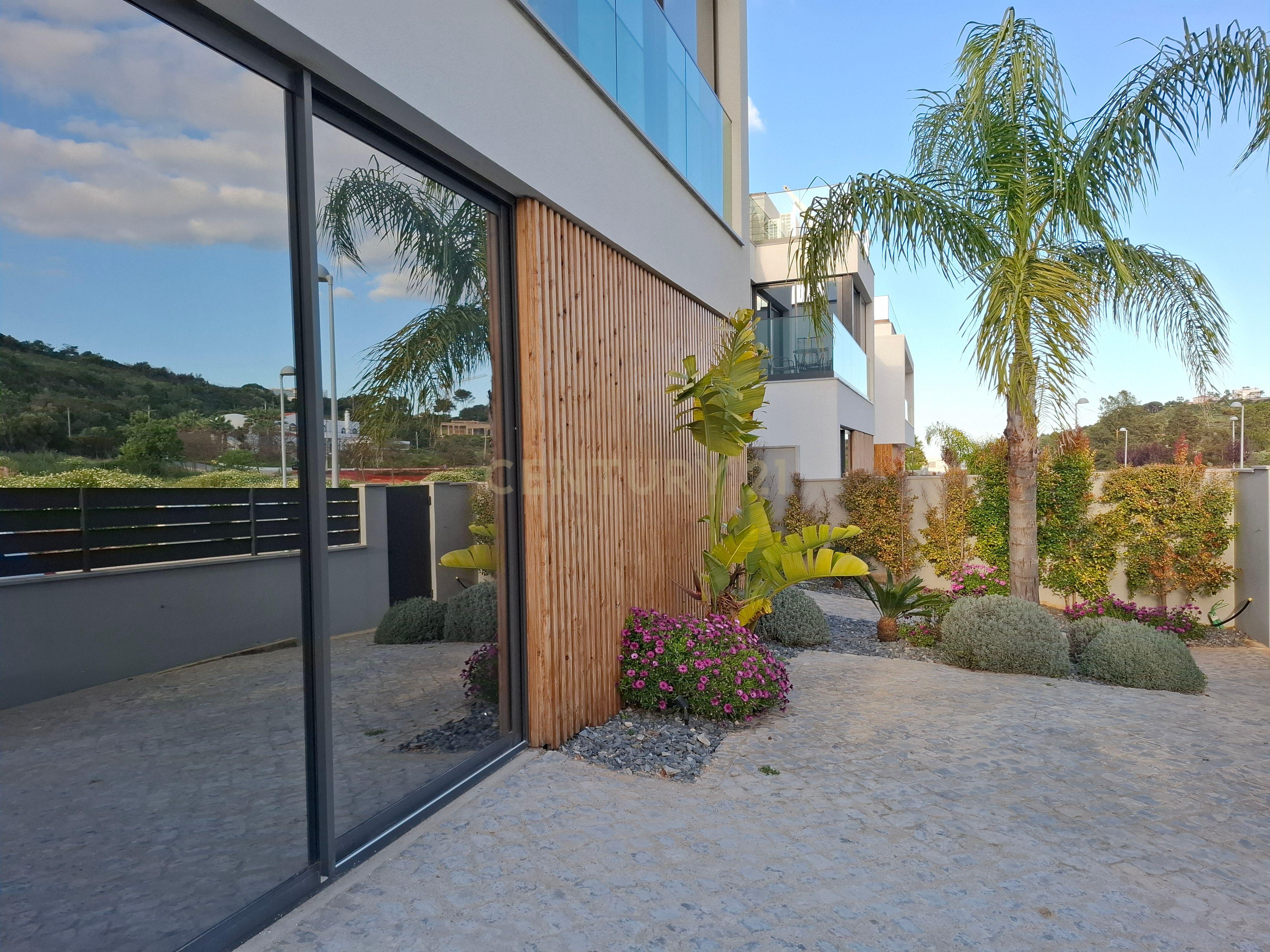 "Moradia Isolada Nova na Marina de Albufeira — Qualidade de Vida com Conforto Moderno" - Image 3