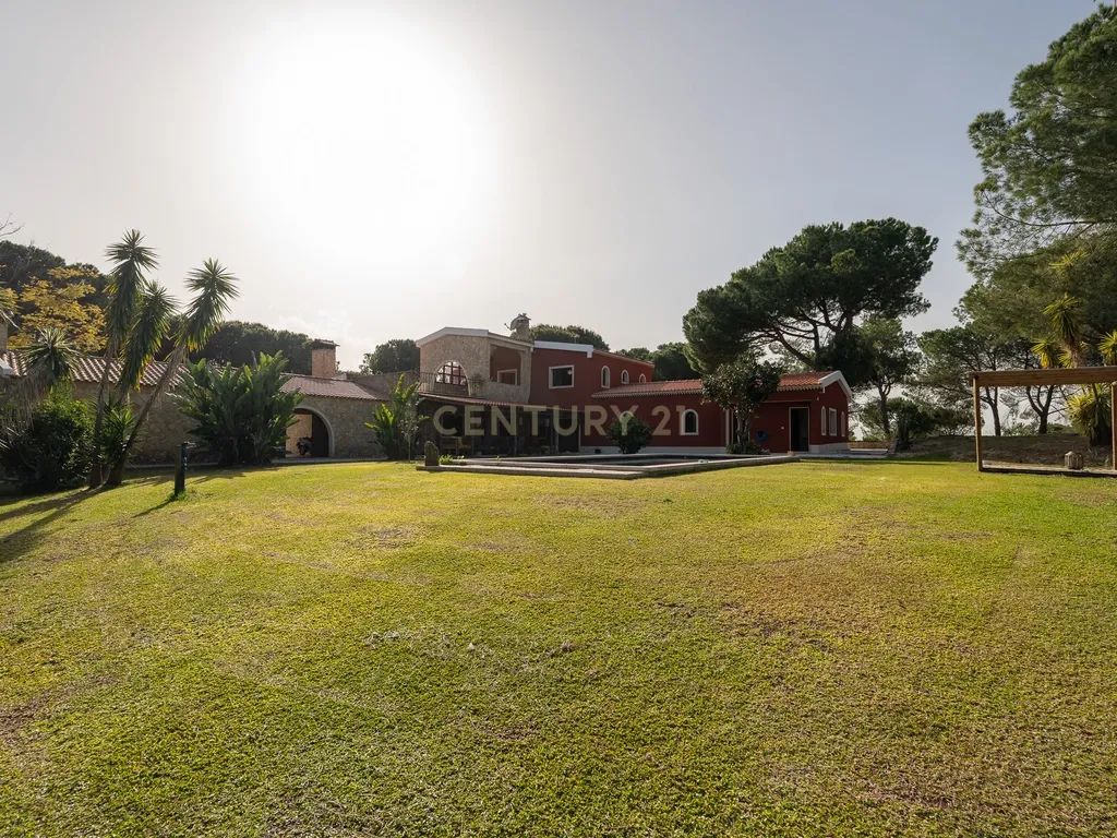 Fabulosa Quinta com lote de terreno de 22.381 m2, onde se encontra inserida uma moradia composta por dois pisos, com uma área bruta de 623 m2, uma área útil de 304 m2 e uma área bruta dependente de 319 m2, localizada em Santo Isidro de Pegões, na zona de Pegões, a pouca distância das belas praias de Setúbal. - Image 104