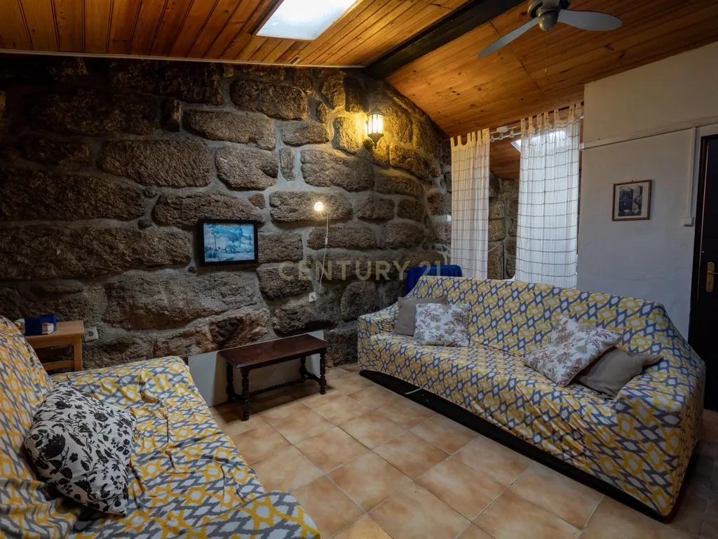 Casa Renovada T3 em Ervedal e Vila Franca da Beira - Image 1