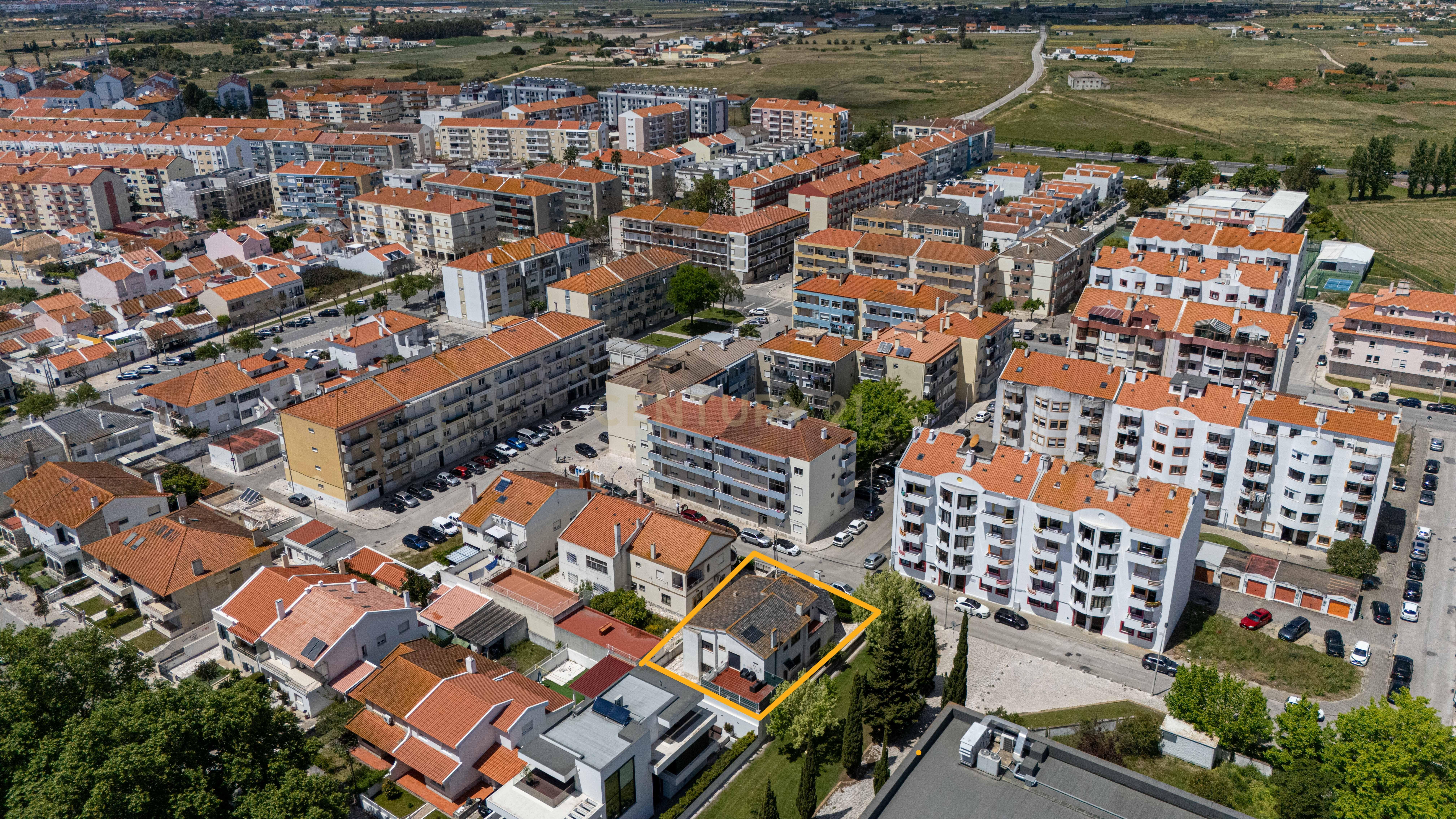 Moradia T6 no centro do Montijo com jardim e garagem - Image 63