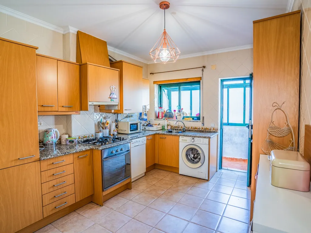 Apartamento T3 com elevador e garagem fechada em Cidade Nova, Caldas da Rainha! - Image 6