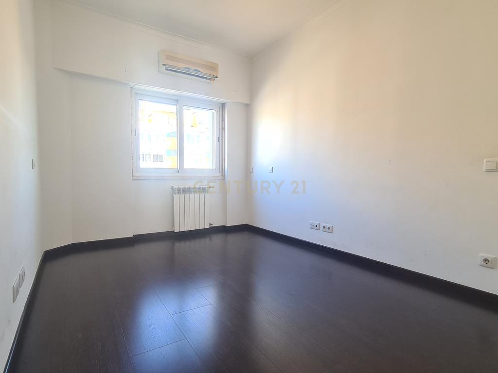 Apartamento Renovado T2 em Santa Clara, Lisboa - Image 12