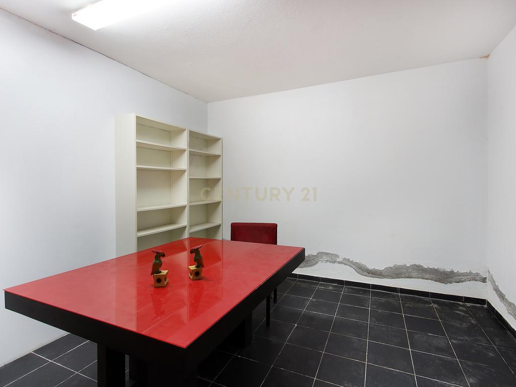 Moradia Isolada T4 Moderna com Piscina Privada, Jardim e Garagem Ampla na Pontinha - Image 39