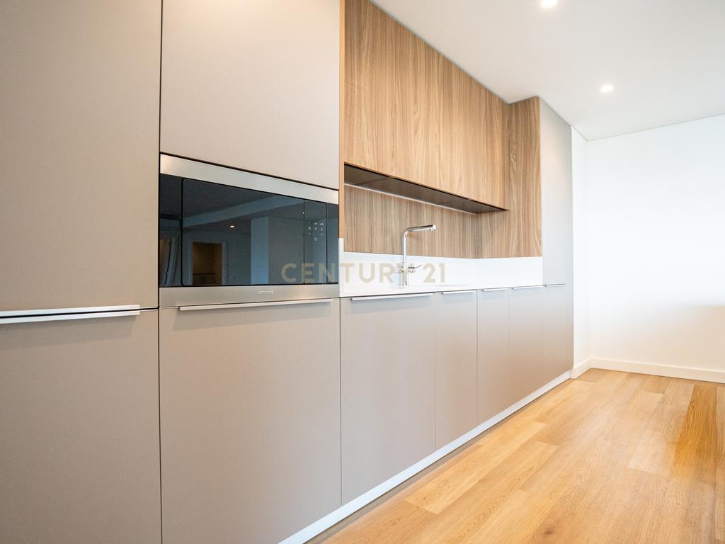 Exclusivo T3 no Terraces Mirear com Varanda, Piscina, Ginásio e Sauna – Miraflores - Image 9