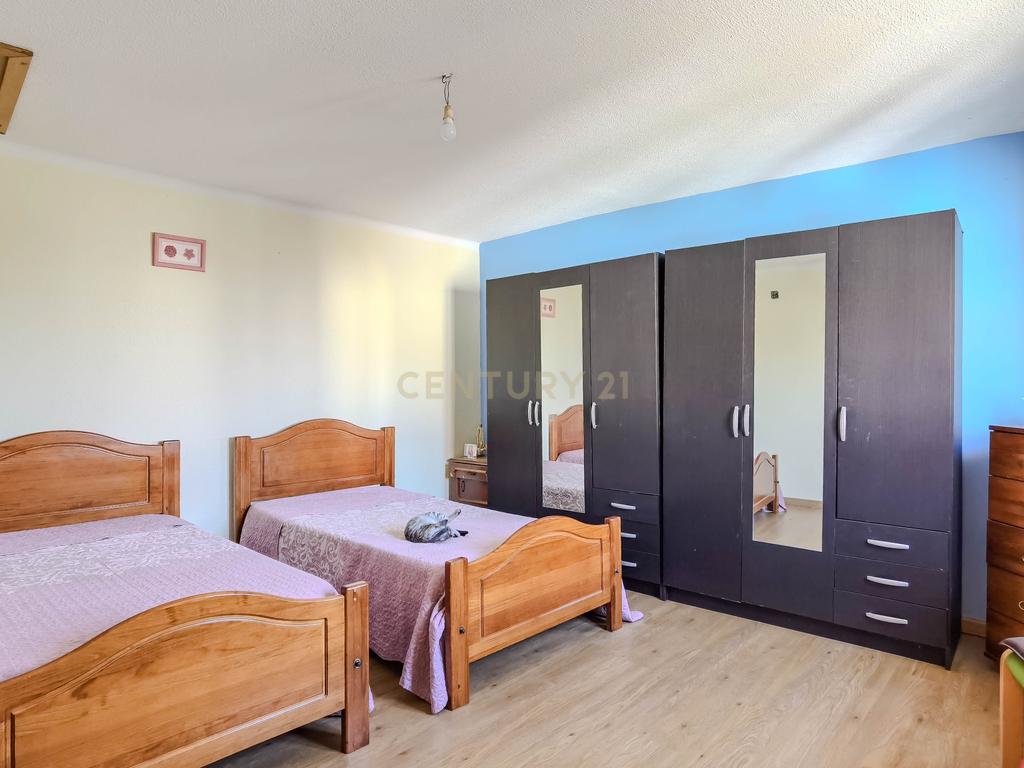 Moradia T2 com 70 m² localizada em Foz Côa, no Largo do Rossio, em pleno Alto Douro Vinhateiro. - Image 2