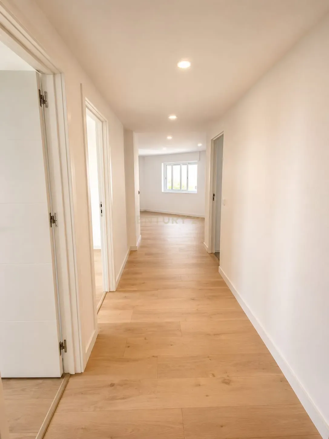 Fotografia 6 de T2+1 Totalmente Remodelado com Varanda e Vista Desafogada | Forte da Casa