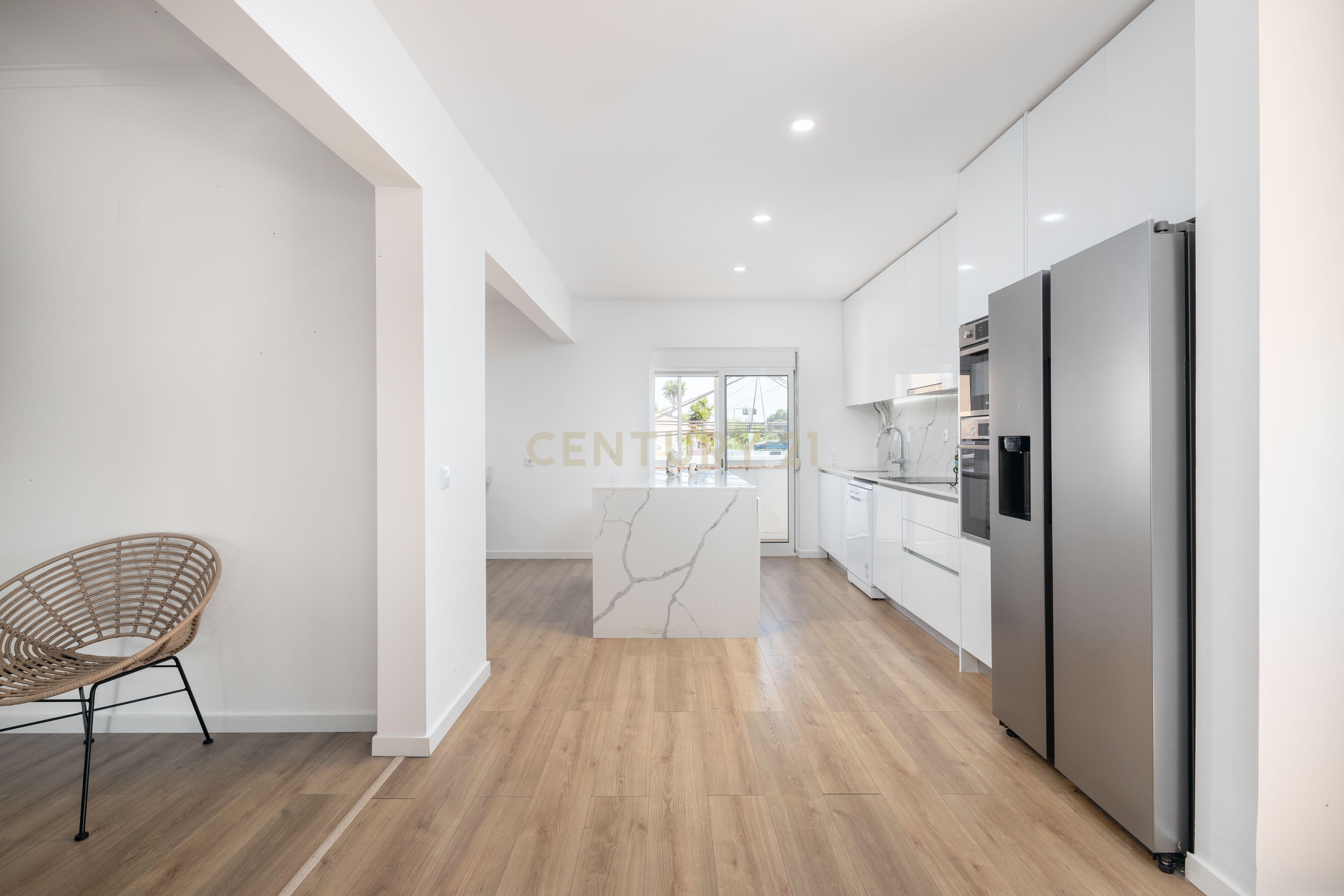 Fotografia 5 de Moradia T4 com Anexo | Garagem Independente | 221 m² de Construção | 10 minutos da praia | Quintinhas | Charneca de Caparica