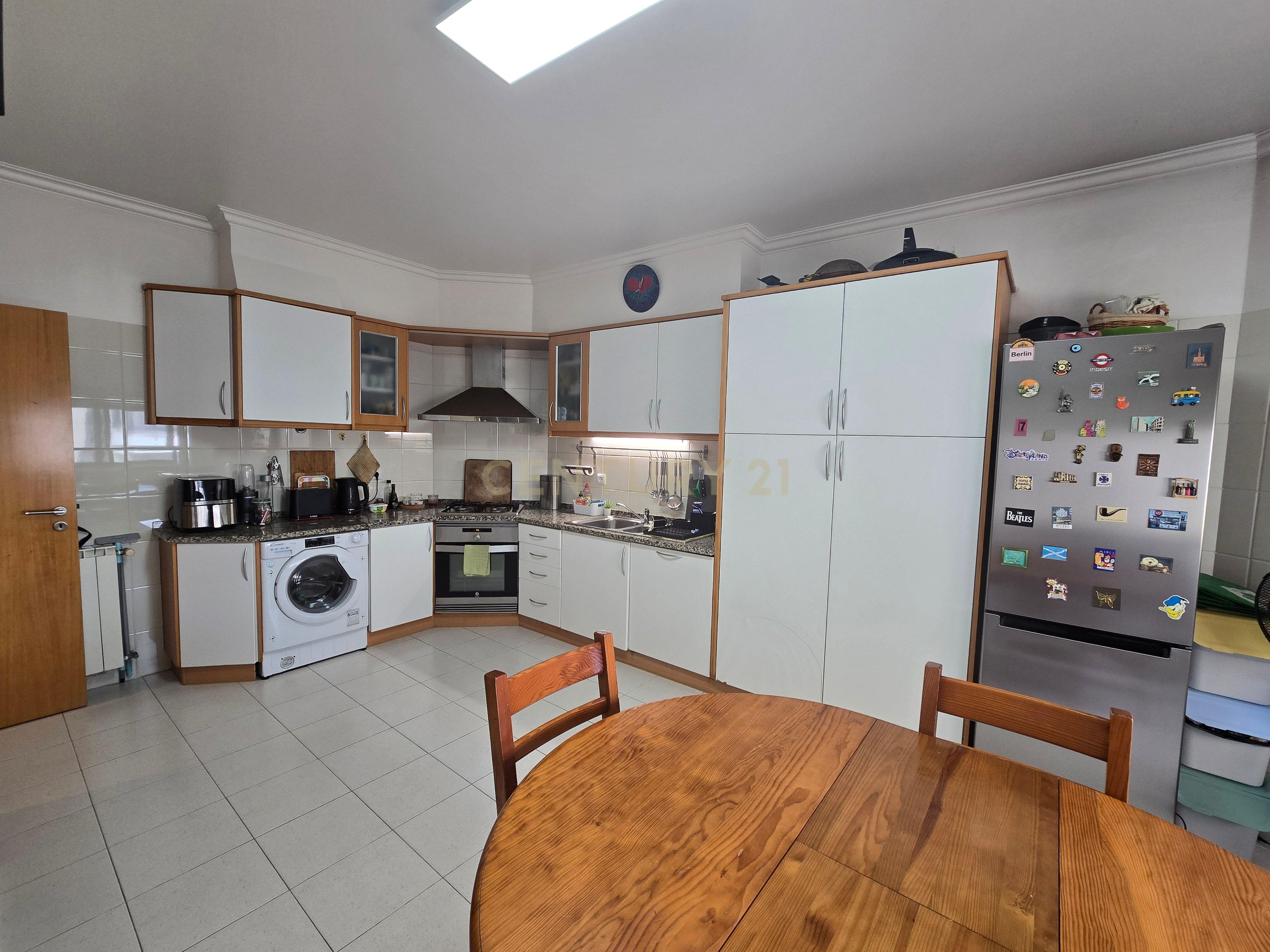 Fotografia 5 de Apartamento T3 com Excelentes Áreas e Garagem na Urbanização Moinho do Guizo – Mina de Água, Amadora