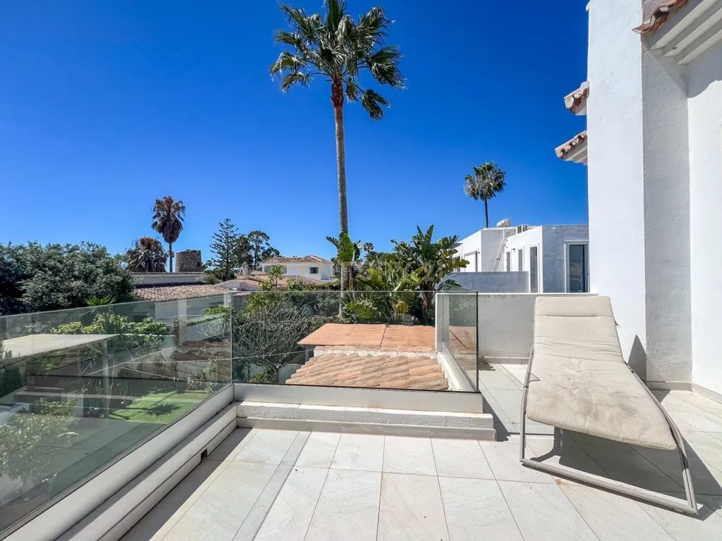 Elegante moradia de 3 quartos com vista para o mar em Costalita, Marbella - Image 40