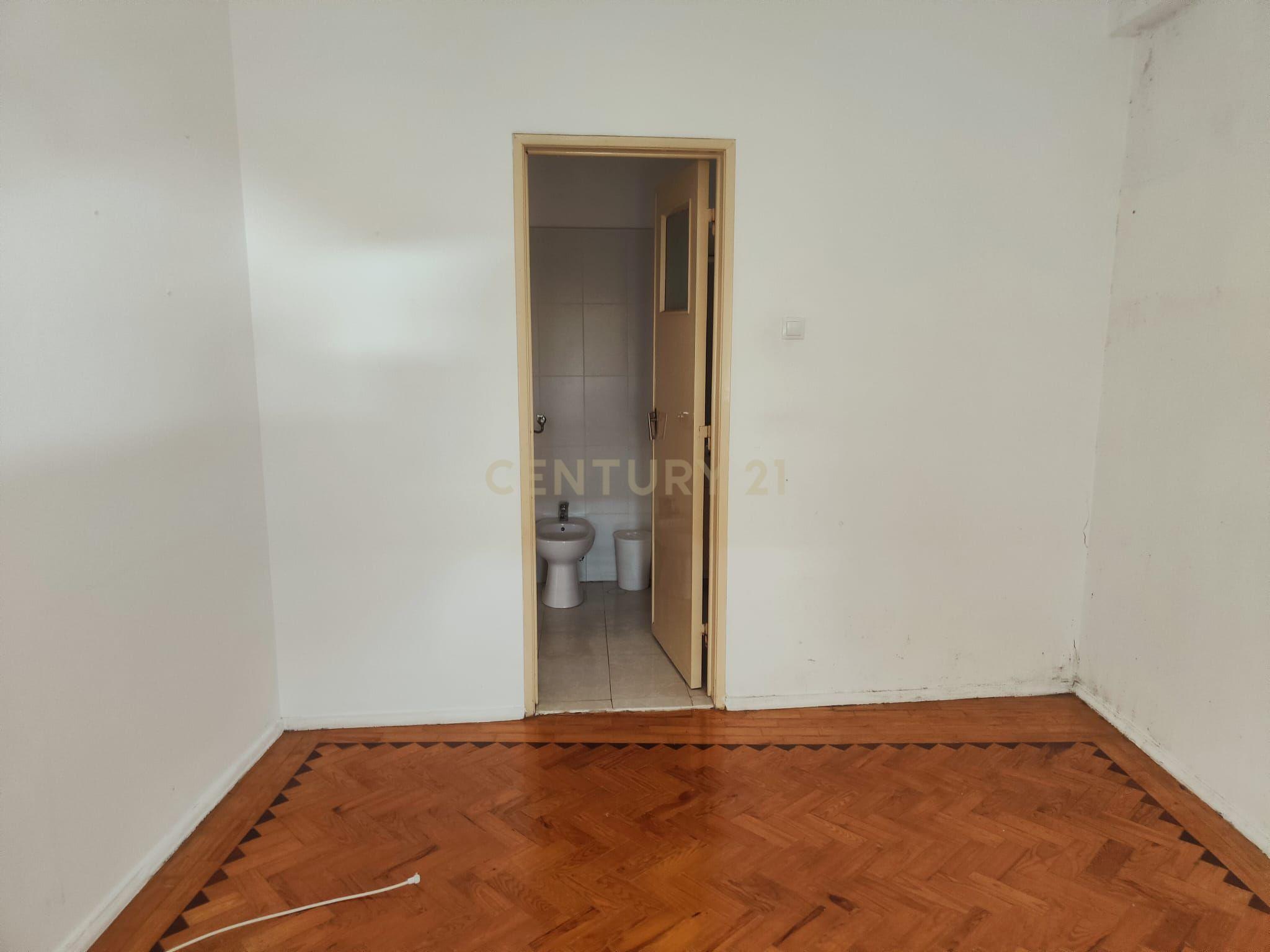 Prédio Bi-Familiar T2 e 2 Anexos Tipologia T1 Em Zona Residencial Tranquila Na Póvoa de Santo Adrião  - Image 74