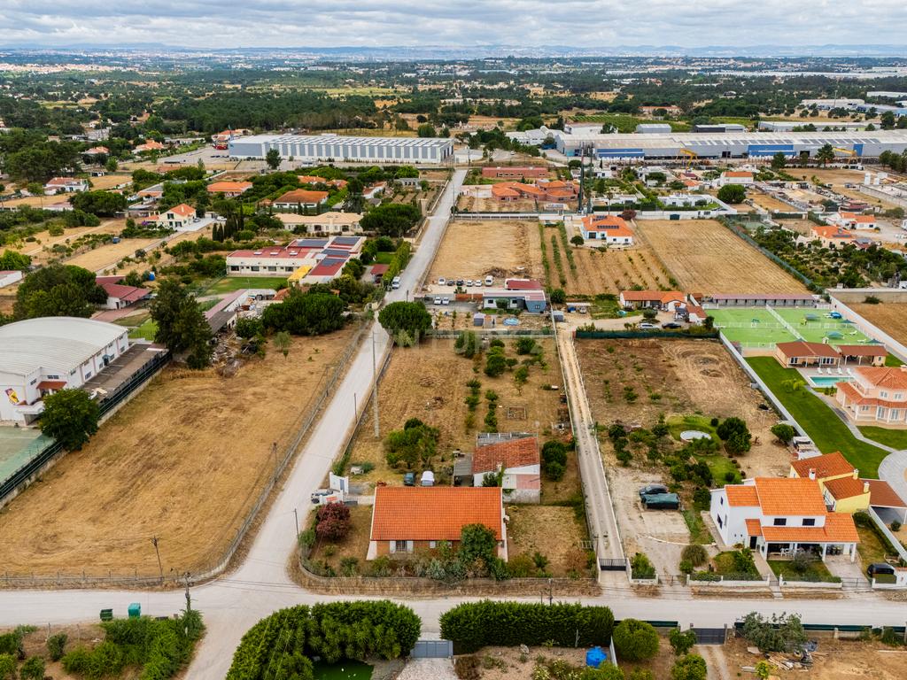Moradia térrea T3 impecável num terreno de 3954m2 e anexo em Azeitão - Image 1