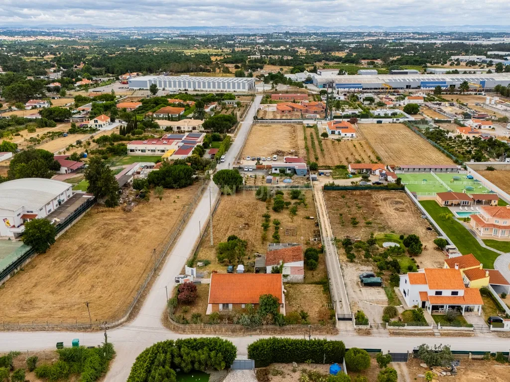 Moradia térrea T3 impecável num terreno de 3954m2 e anexo em Azeitão - Image 1