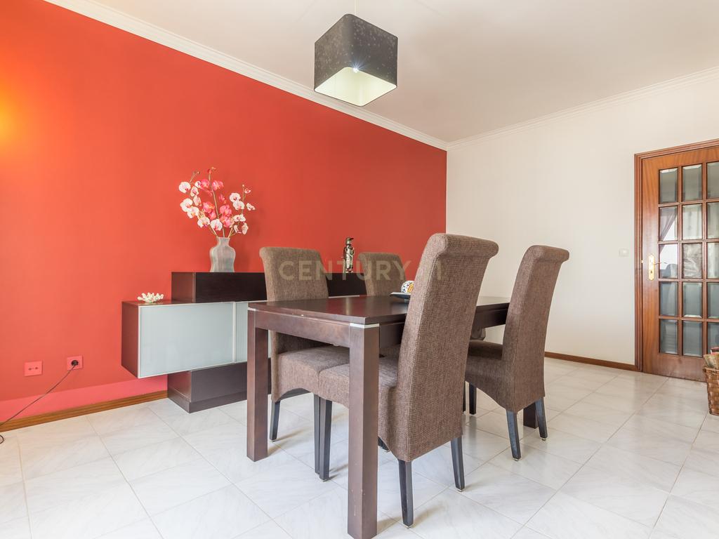 Apartamento T4 transformado em T3, na Baixa da Banheira com boa exposição solar - Image 3